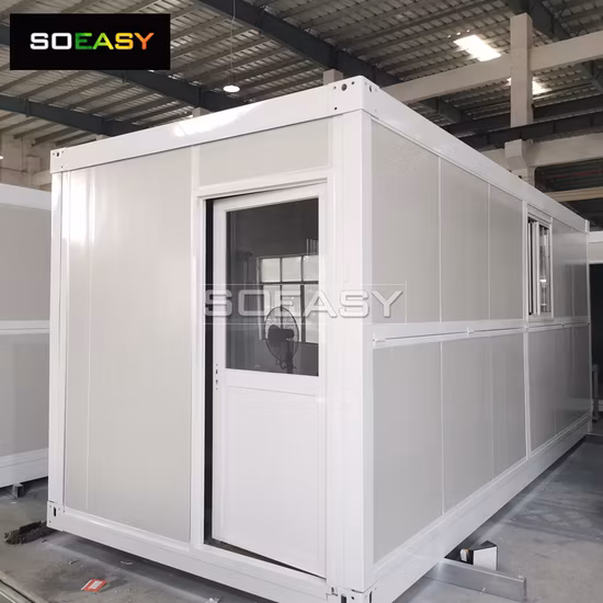 Oficina de lujo moderna decorada con jarrones de vidrio hechos a mano